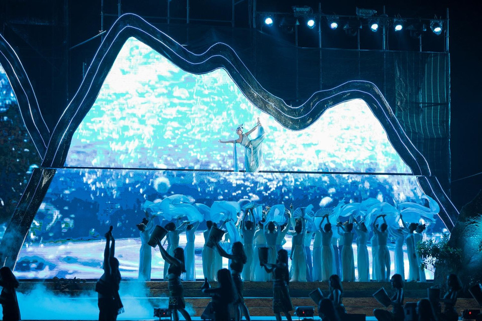 Những động tác múa uyển chuyển múa kết hợp kỹ xảo tương tác với màn hình led giúp thể hiện hình ảnh nữ thần càphê biến hóa ảo diệu. (Ảnh: Kiếng Cận/Vietnam+)