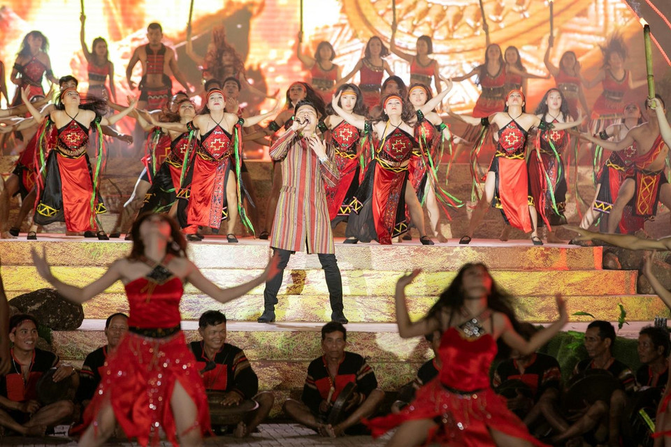 Diện chiếc áo dài hoa văn thổ cẩm, nam ca sỹ Tuấn Hưng với giọng hát đầy nội lực đã thổi bùng hồn lửa đại ngàn với bài hát ‘Ngọn lửa cao nguyên.’(Ảnh: Kiếng Cận/Vietnam+)