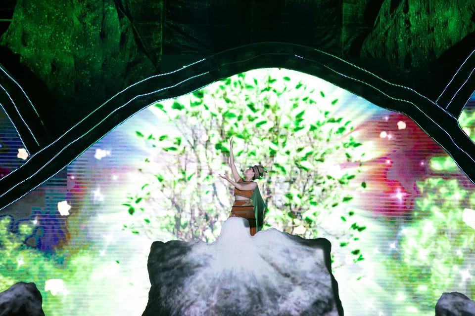 Nghệ sỹ ưu tú Linh Nga hóa thân thành nữ thần càphê mang đến vũ điệu đẹp đến say lòng. (Ảnh: Kiếng Cận/Vietnam+)