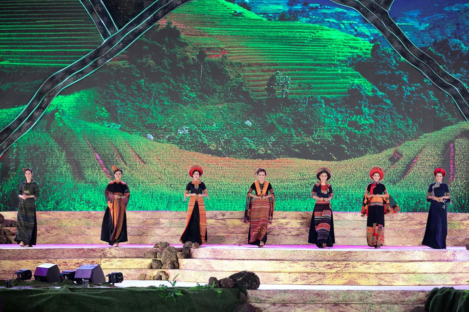 Lễ hội càphê không dừng lại ở quy mô một tỉnh thành hay một vùng miền mà còn mang ý nghĩa găn kết 54 dân tộc anh em thông qua phần trình diễn áo dài “Việt Nam mến yêu” như một lời mời gọi du khách đến thăm đất nước Việt Nam xinh đẹp, hiền hòa, mến khách. (Ảnh: Kiếng Cận/Vietnam+)