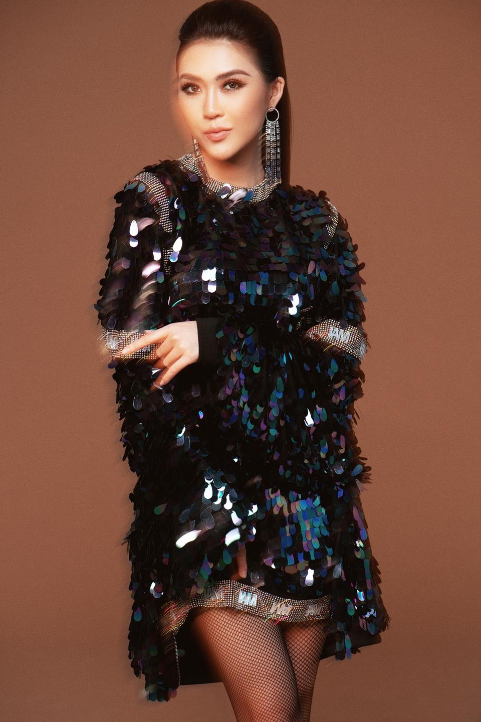 Tường Linh diện các trang phục của nhà thiết kế Chung Thanh Phong, Trần Ninh Hùng có chất liệu sequin, chất liệu da kết hợp với lông hay hoạ tiết động vật đều là những xu hướng đinh của làng mốt trong năm 2019. (Ảnh: Milor Trần/Vietnam+)