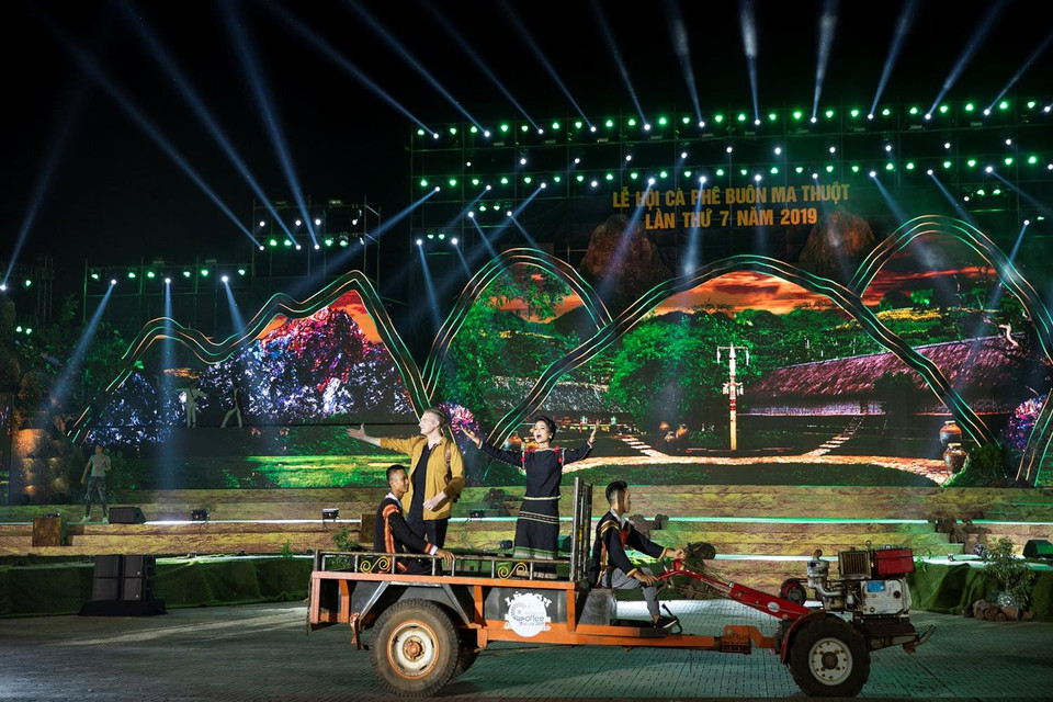 Xuyên suốt chương trình là những tiết mục mang đậm hơi thở đại ngàn với phần trình diễn của những người con sinh ra tại mảnh đất Đăk Lăk. (Ảnh: Kiếng Cận/Vietnam+)