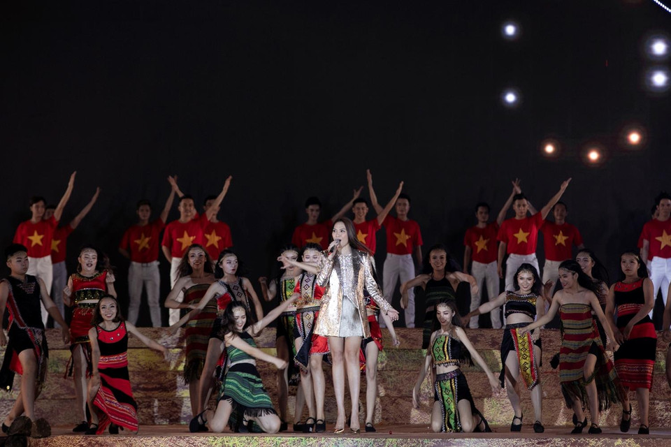 Kết lại chương trình, ca sỹ Mỹ Tâm thể hiện bài hát ‘Tôi yêu Việt Nam’ như một lời mời bạn bè muôn phương hãy đến với Buôn Ma Thuột - Vùng đất Tây Nguyên đang dang rộng vòng tay chào đón. (Ảnh: Kiếng Cận/Vietnam+)