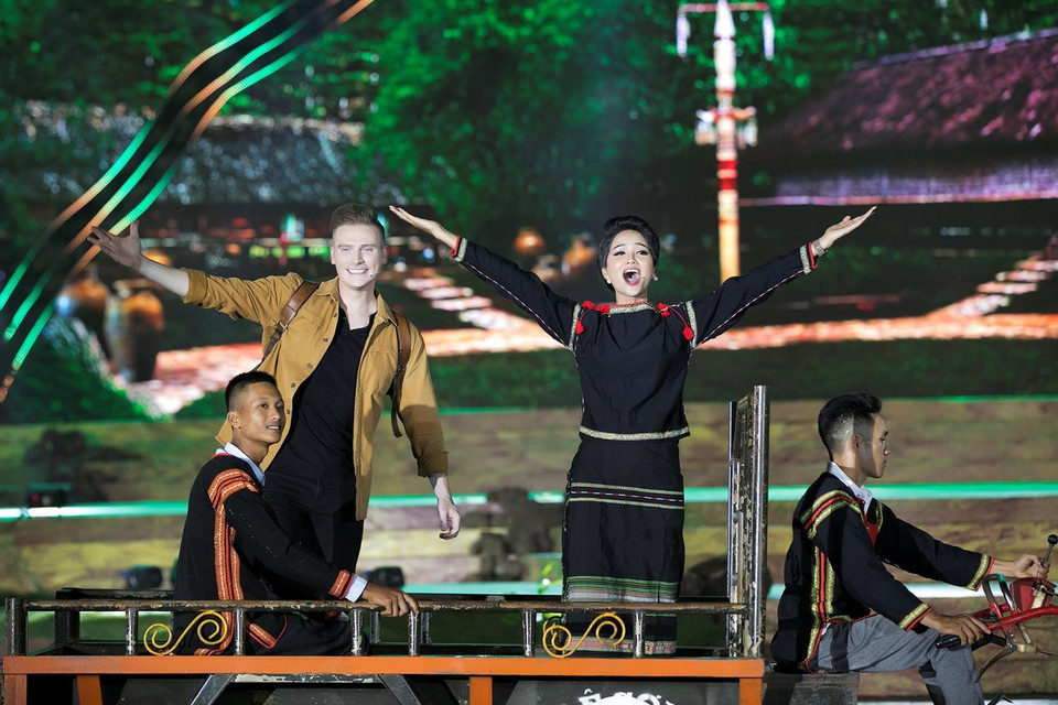 Sân khấu ngoài trời tại Quảng trường 10/3 rộng hơn 2.500m giữa đại ngàn Tây Nguyên, Hoa hậu H’Hen Nie dẫn đầu đoàn xe công nông tiến vào mở màn chương trình. (Ảnh: Kiếng Cận/Vietnam+)