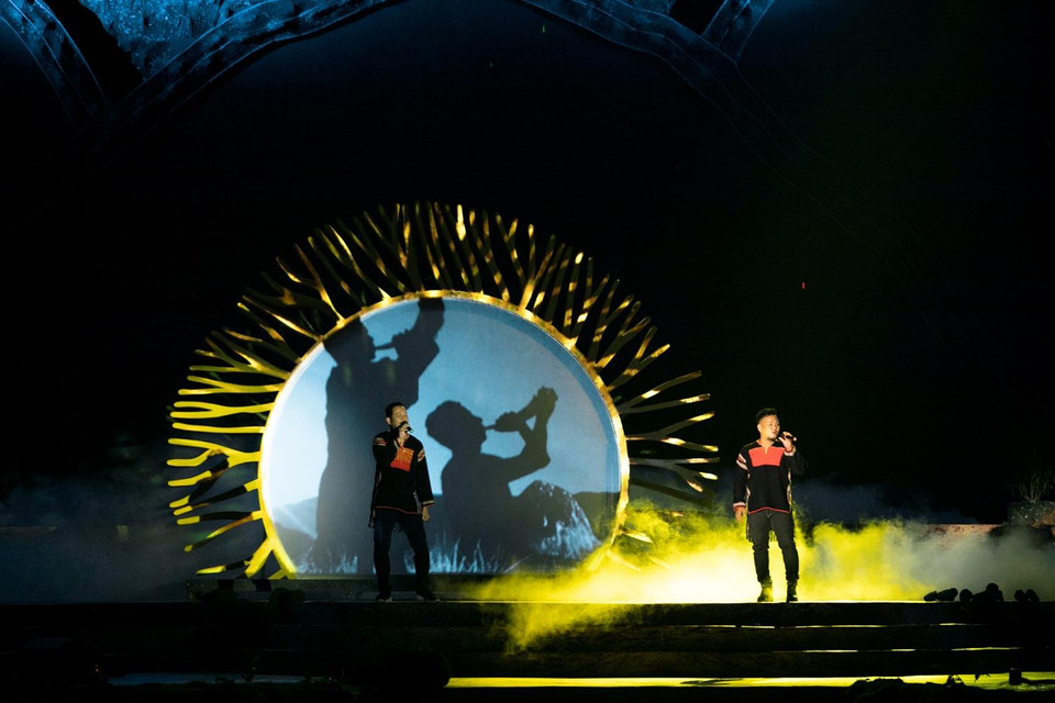 Hai người con của cố nhạc sĩ Y Moan là Y Garia - Y Vol cất cao lời ca cùng giọng hát của người cha năm xưa. Bằng sự kỳ diệu của âm nhạc, từ hai bên thế giới, họ đã lại một lần nữa cùng nhau viết tiếp trang mới của cao nguyên huyền thoại. (Ảnh: Kiếng Cận/Vietnam+)