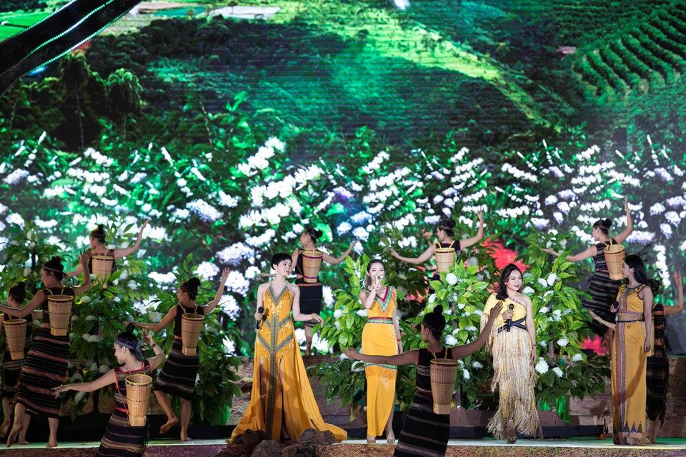 Hoá thân thành những sơn nữ vùng cao, Hiền Hồ, Mai Trang, Minh Chi, Phương Anh, Khổng Tú Quỳnh mang đến một khúc hát yêu đời, vui tươi ‘Tháng 3 Tây Nguyên.’ (Ảnh: Kiếng Cận/Vietnam+)