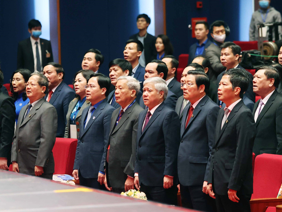 Các đại biểu thực hiện nghi thức chào cờ. (Ảnh: Thống Nhất/TTXVN)