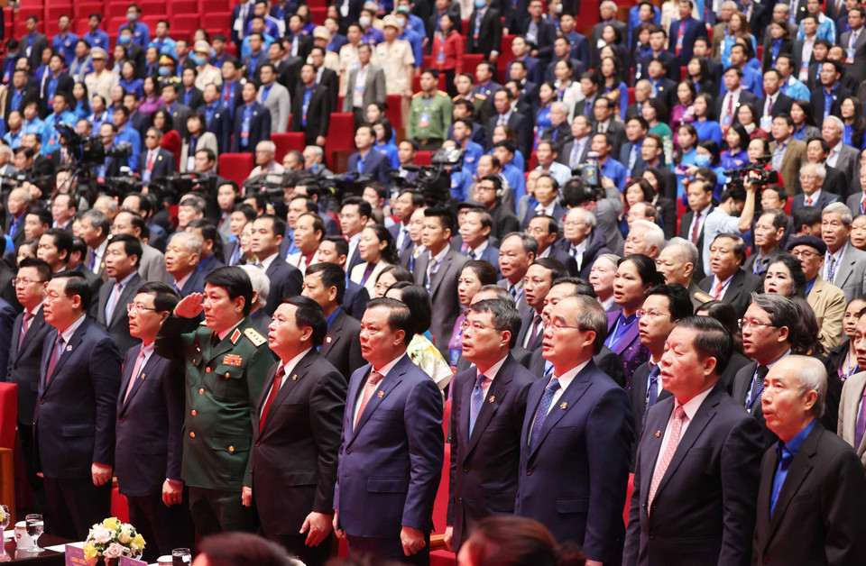 Các lãnh đạo, nguyên lãnh dạo Đảng và Nhà nước cùng các đại biểu thực hiện nghi thức chào cờ. (Ảnh: Thống Nhất/TTXVN)