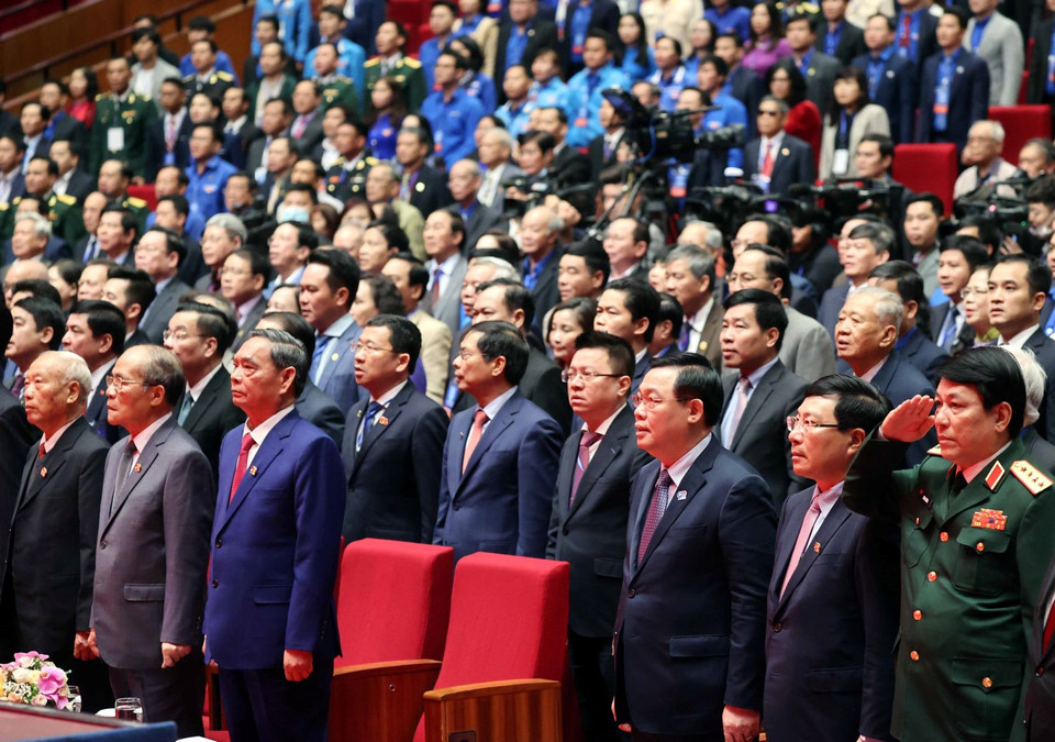 Các lãnh đạo, nguyên lãnh dạo Đảng và Nhà nước cùng các đại biểu thực hiện nghi thức chào cờ. (Ảnh: Thống Nhất/TTXVN)