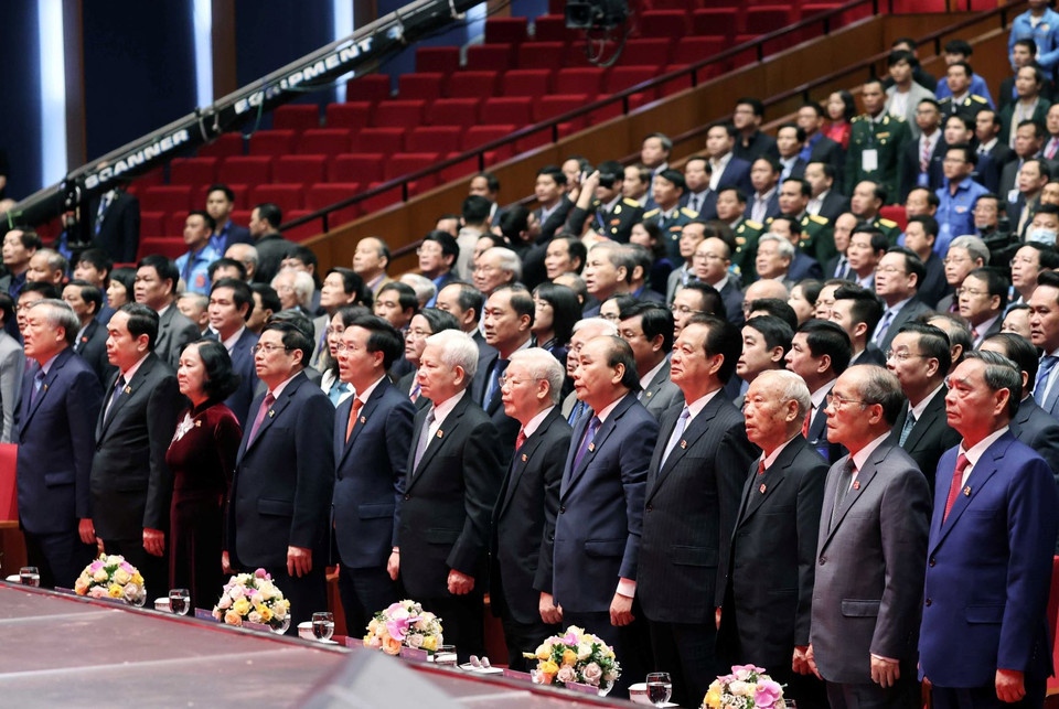 Các lãnh đạo, nguyên lãnh dạo Đảng và Nhà nước cùng các đại biểu thực hiện nghi thức chào cờ. (Ảnh: Thống Nhất/TTXVN)