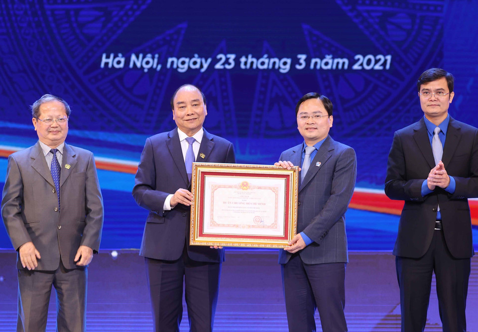 Thủ tướng Nguyễn Xuân Phúc, Chủ tịch Hội đồng Thi đua-Khen thưởng Trung ương, trao tặng Huân chương Hồ Chí Minh lần thứ 3 cho Đoàn Thanh niên Cộng sản Hồ Chí Minh. (Ảnh: Thống Nhất/TTXVN)