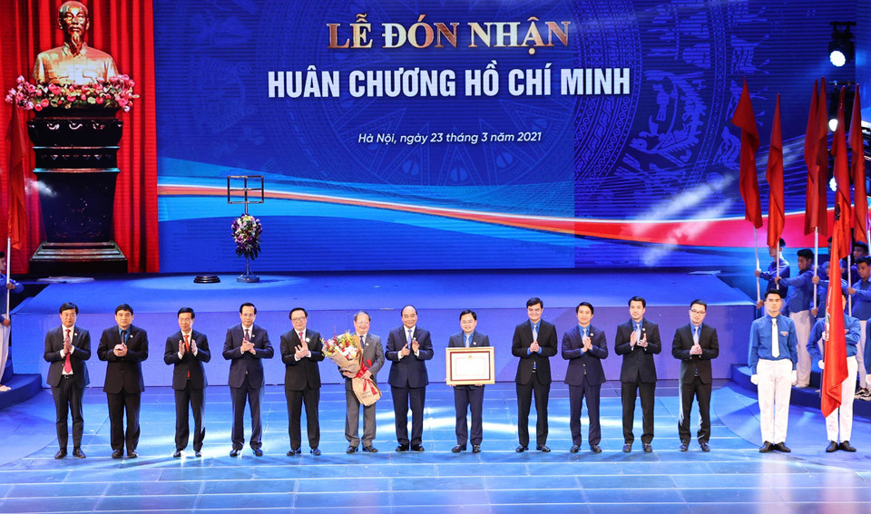 Thủ tướng Nguyễn Xuân Phúc, Chủ tịch Hội đồng Thi đua-Khen thưởng Trung ương, trao tặng Huân chương Hồ Chí Minh lần thứ 3 cho Đoàn Thanh niên Cộng sản Hồ Chí Minh. (Ảnh: Trọng Đức/TTXVN)