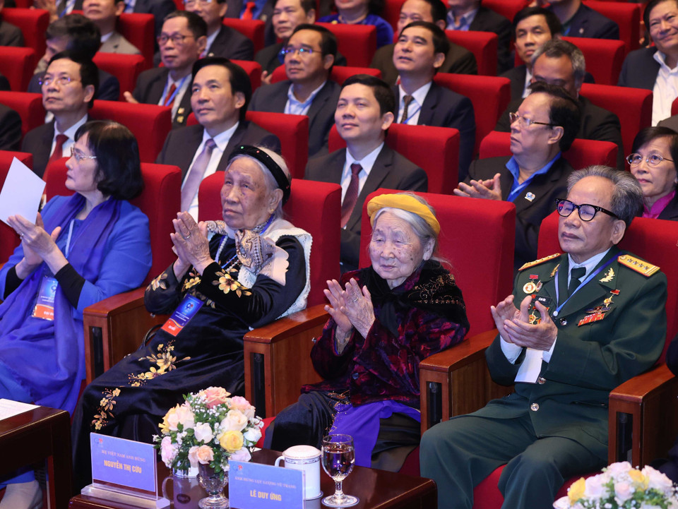Các mẹ Việt Nam Anh hùng tham dự buổi lễ. (Ảnh: Thống Nhất/TTXVN)