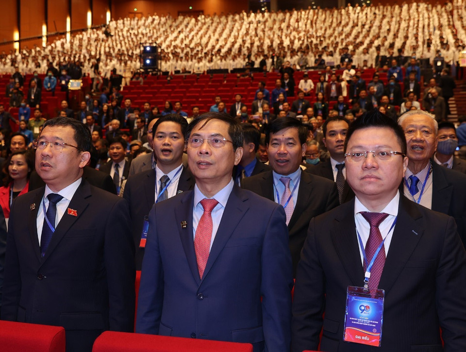 Các đại biểu thực hiện nghi thức chào cờ. (Ảnh: Trí Dũng/TTXVN)