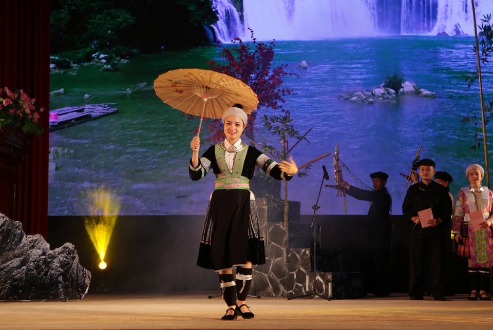 Phần trình diễn trang phục nữ của dân tộc Mông trắng tỉnh Cao Bằng. (Ảnh: Quý Trung/TTXVN)