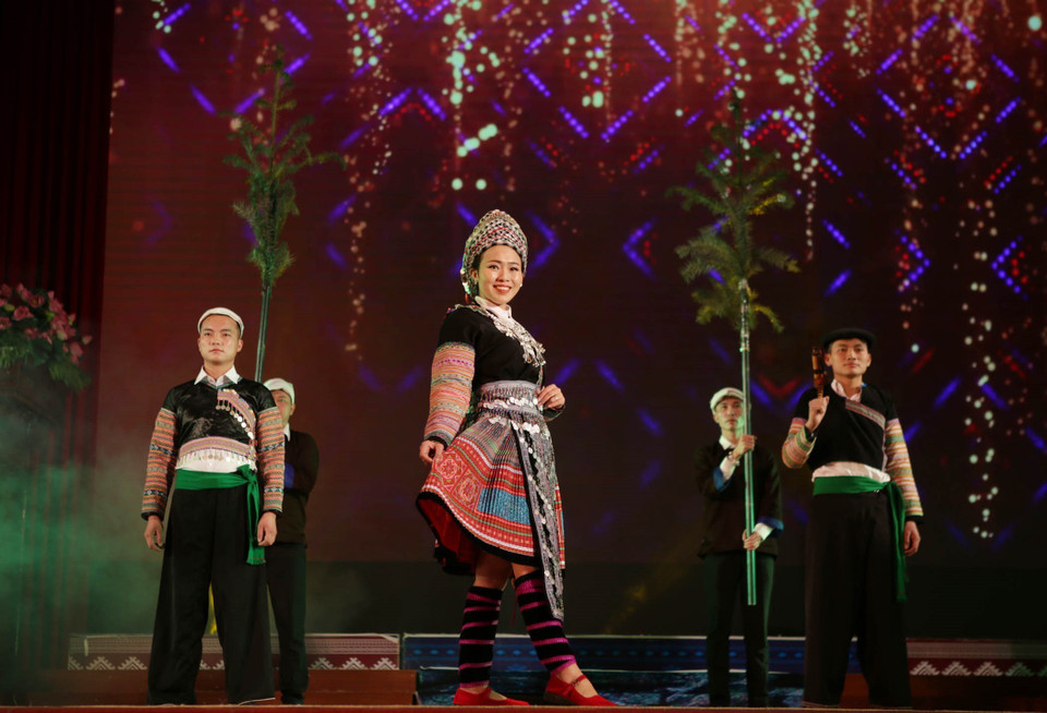 Phần trình diễn trang phục dân tộc của dân tộc Mông tại vùng cao tỉnh Yên Bái. (Ảnh: Quý Trung/TTXVN)