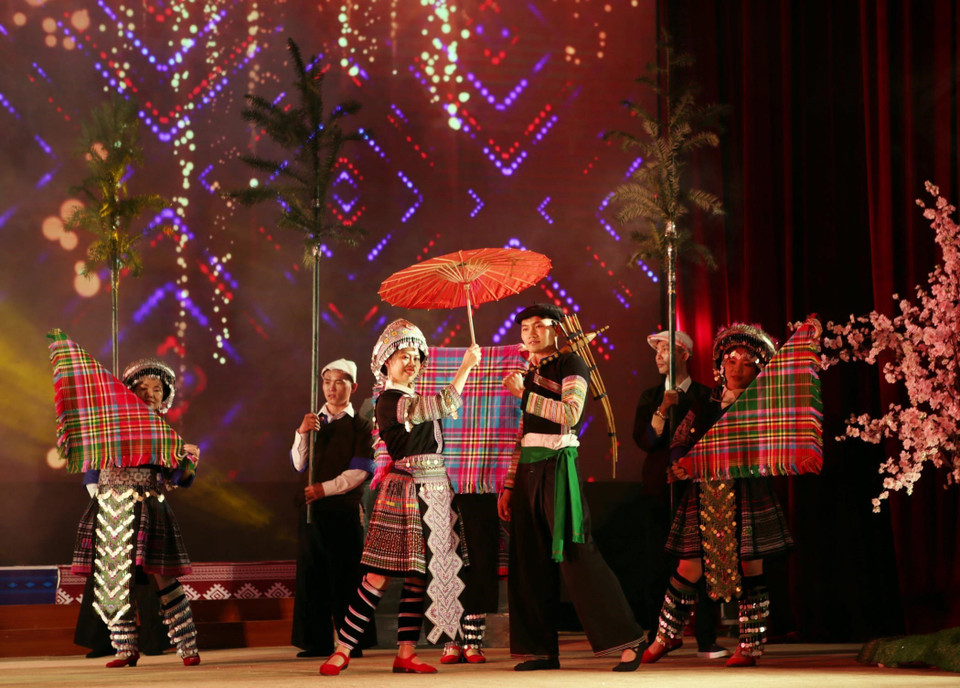 Phần trình diễn trang phục dân tộc trong lễ hội của dân tộc Mông tại vùng cao tỉnh Yên Bái. (Ảnh: Quý Trung/TTXVN)