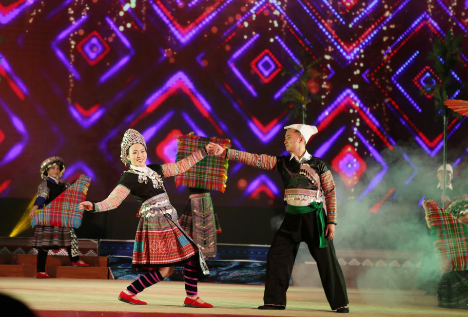 Phần trình diễn trang phục dân tộc của dân tộc Mông tại vùng cao tỉnh Yên Bái. (Ảnh: Quý Trung/TTXVN)