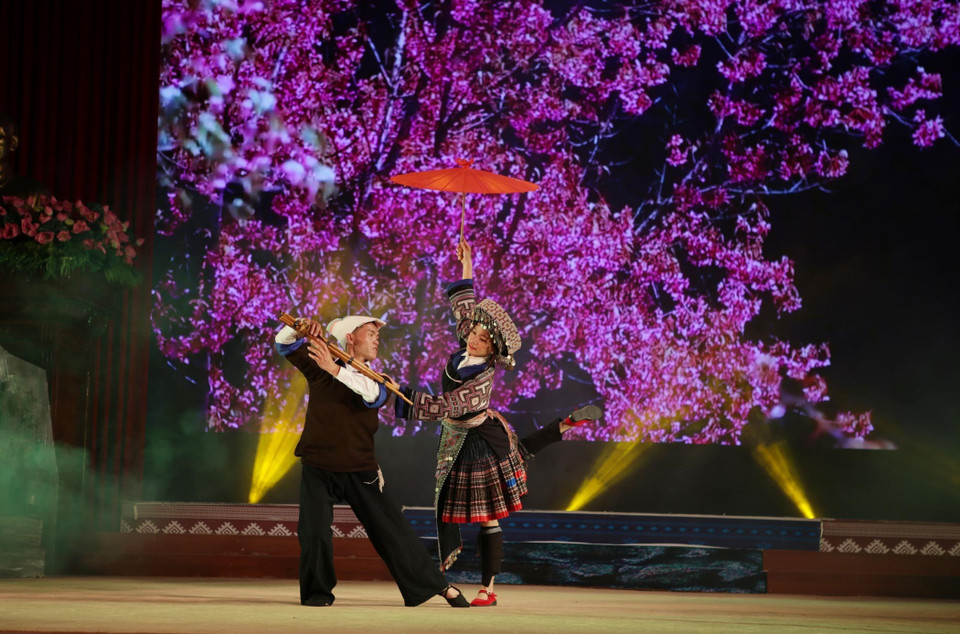 Phần trình diễn trang phục dân tộc của dân tộc Mông tại vùng cao tỉnh Yên Bái. (Ảnh: Quý Trung/TTXVN)