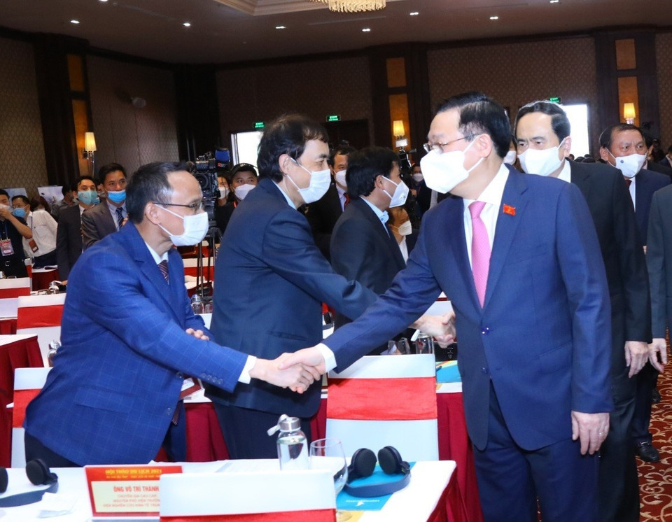  Chủ tịch Quốc hội Vương Đình Huệ với các đại biểu. (Ảnh: Văn Điệp/TTXVN)