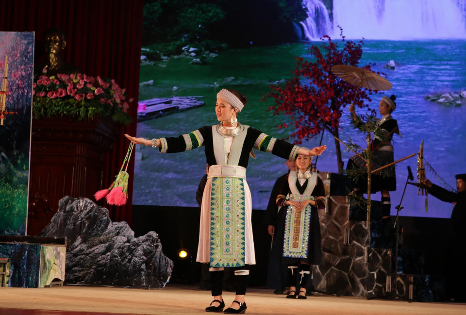 Phần trình diễn trang phục nữ dân tộc Mông trắng tỉnh Cao Bằng. (Ảnh: Quý Trung/TTXVN)