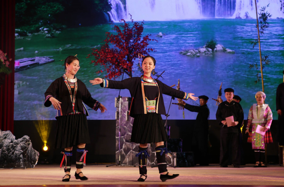 Phần trình diễn trang phục nam dân tộc Mông đen tỉnh Cao Bằng. (Ảnh: Quý Trung/TTXVN)