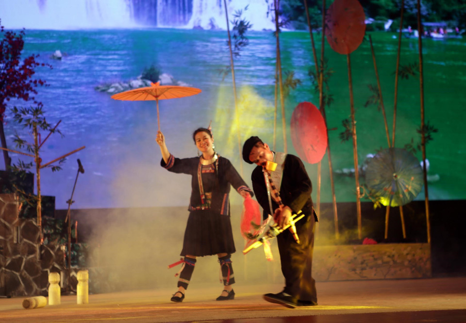 Phần biểu diễn nghệ thuật múa Khèn nam 'Lời tỏ tình' của Đoàn nghệ thuật quần chúng tỉnh Cao Bằng. (Ảnh: Quý Trung/TTXVN)