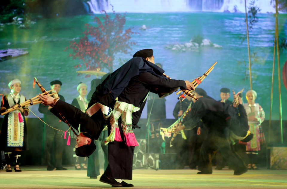 Tiết mục biểu diễn múa khèn nam 'Từ trên đỉnh núi' của Đoàn nghệ thuật quần chúng tỉnh Cao Bằng. (Ảnh: Quý Trung/TTXVN)