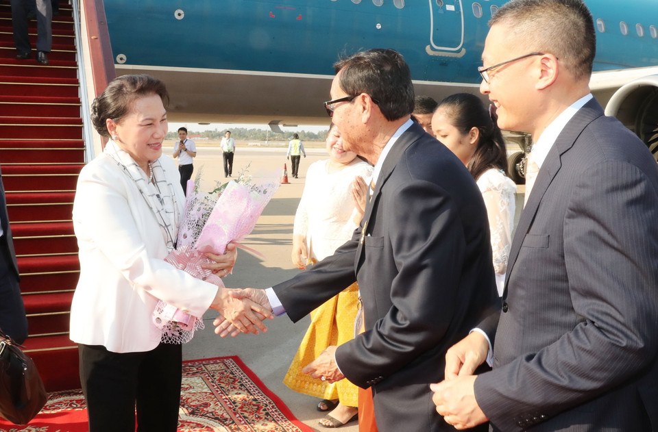 Cán bộ Đại sứ quán Việt Nam tại Campuchia đón Chủ tịch Quốc hội Nguyễn Thị Kim Ngân tại sân bay quốc tế Siem Reap. (Ảnh: Trọng Đức/TTXVN)