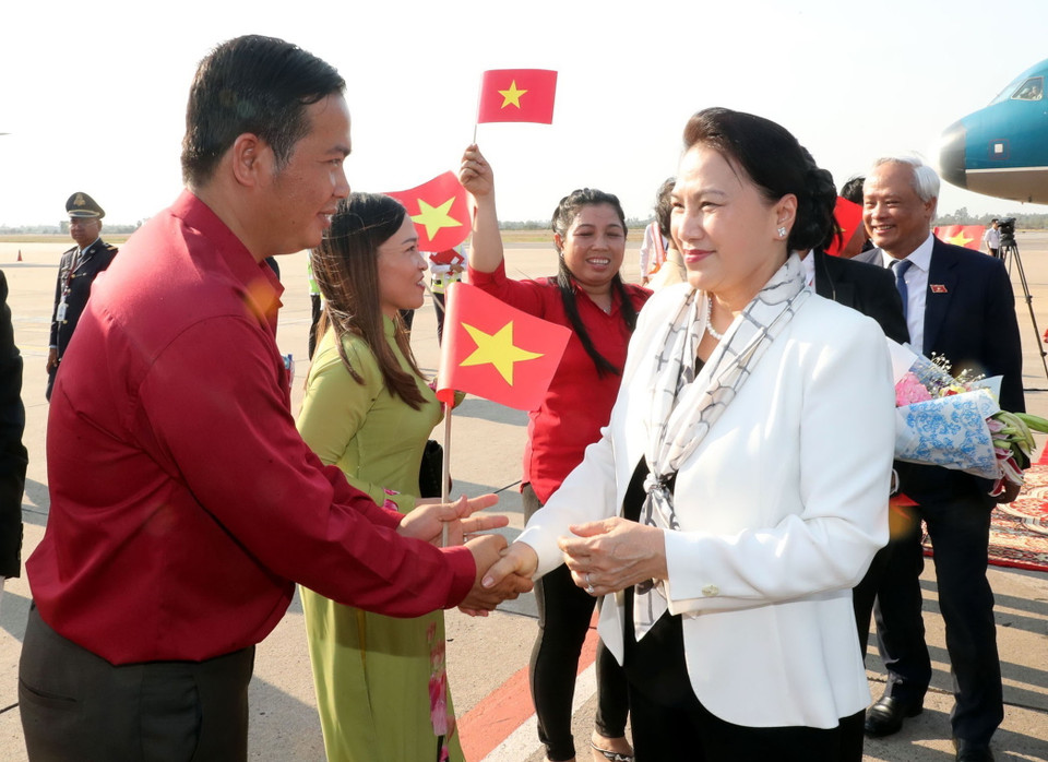 Đông đảo cán bộ Đại sứ quán và đại diện cộng đồng người Việt Nam tại Campuchia đón Chủ tịch Quốc hội Nguyễn Thị Kim Ngân tại sân bay quốc tế Siem Reap. (Ảnh: Trọng Đức/TTXVN)