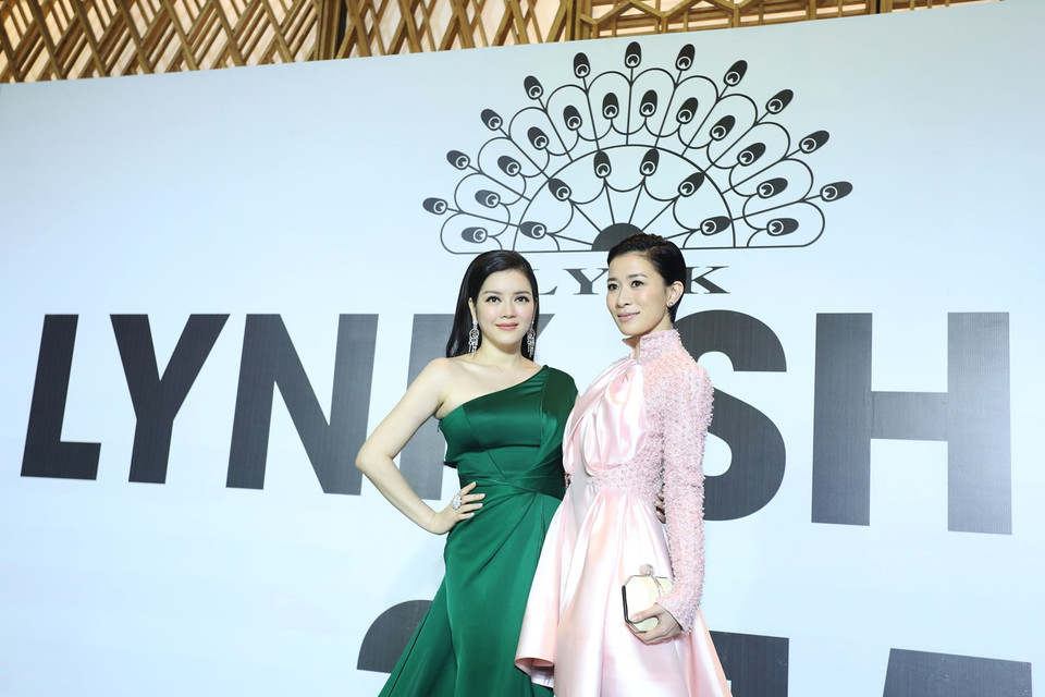 Trong khi Lý Nhã Kỳ sang trọng, quý phái thì Xa Thi Mạn lại xuất hiện đầy dịu dàng, nữ tính trong bộ đầm hồng đính hạt ấn tượng. (Ảnh: Đại Ngô)