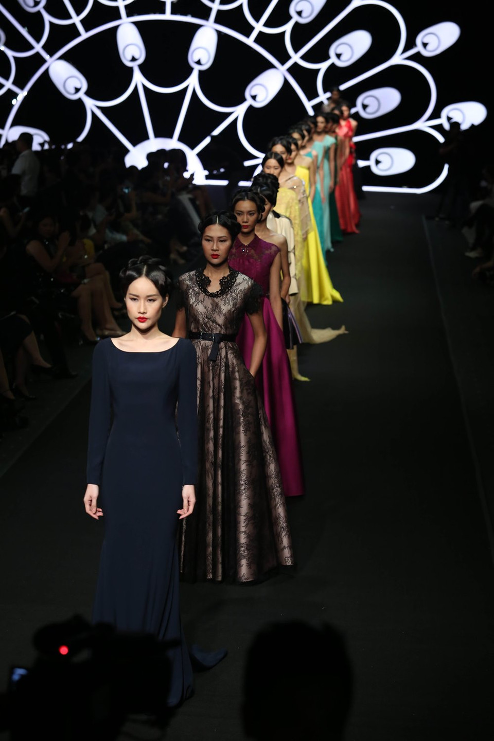 Bộ sưu tập xa xỉ của nhà thiết kế tài danh Alexis Mabille thực sự đã khiến giới mộ điệu thời trang Việt Nam choáng ngợp. (Ảnh: Đại Ngô)