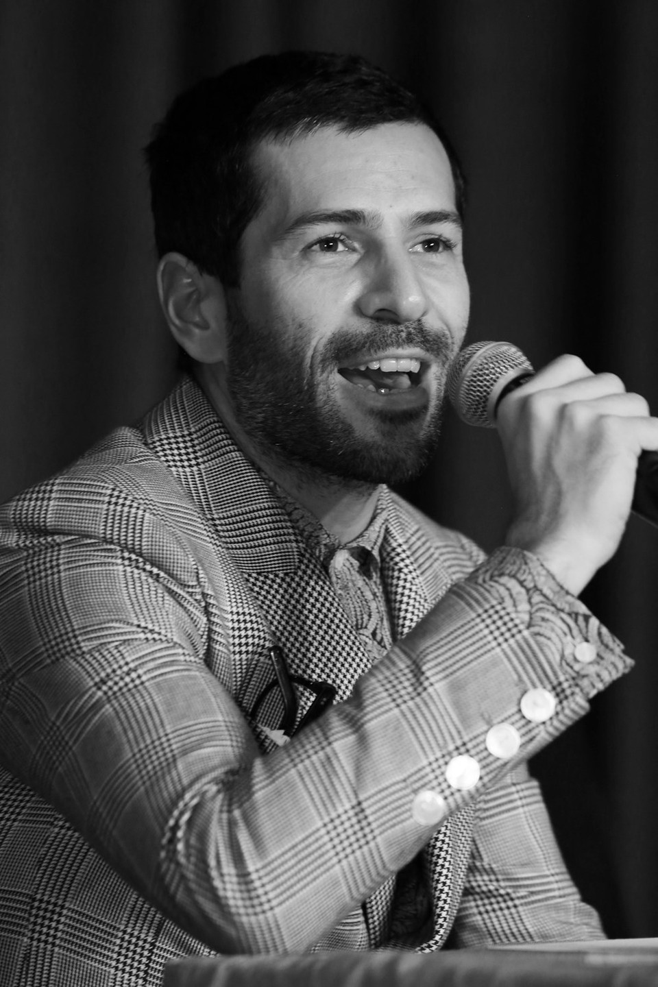 Nhà thiết kế tài danh cũng chia sẻ rằng: 'Tôi nghĩ giá tiền không thật sự quan trọng mà quan trọng chính là giá trị về mặt thời trang nghệ thuật của mỗi thiết kế...' (Ảnh: Đại Ngô)