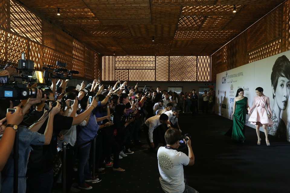 Nữ diễn viên rất bất ngờ vì được hàng ngàn fan chào đón nồng nhiệt tại Việt Nam. (Ảnh: Đại Ngô)