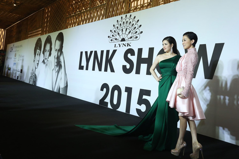 Hai người đẹp đã làm khuynh đảo cả thảm đỏ tối 11/11. (Ảnh: Đại Ngô)