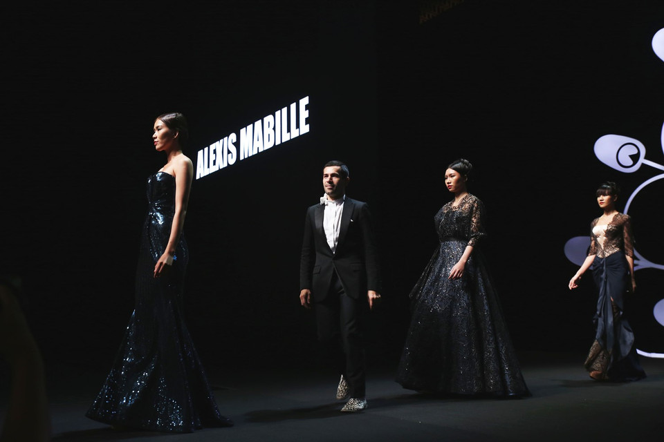 Alexis Mabille xuất hiện cuối show diễn. (Ảnh: Đại Ngô)