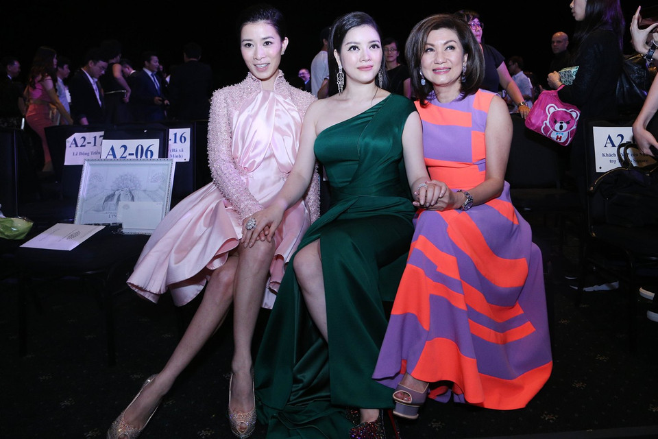 Ba người phụ nữ đẹp và 'quyền lực' quấn quýt không rời. (Ảnh: Đại Ngô)