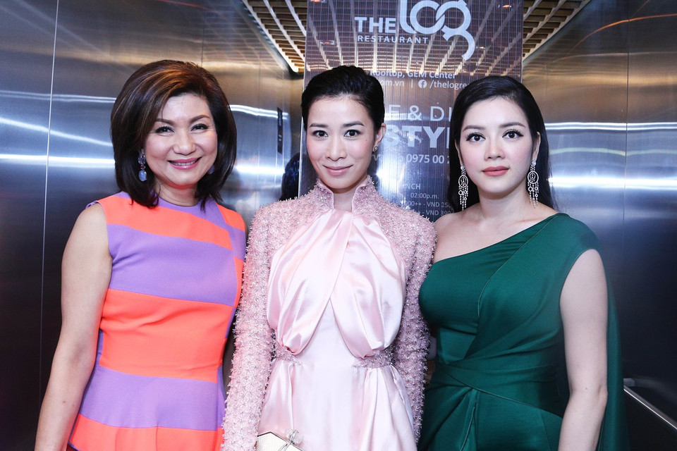 'Bà trùm quyền lực' làng giải trí Hong Kong Lạc Di Linh (trái) cùng Xa Thi Mạn và Lý Nhã Kỳ. (Ảnh: Đại Ngô)