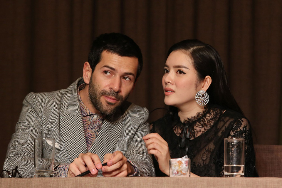 'Haute Couture của tôi là cuộc hôn phối đẹp đẽ đến từ phong cách của riêng tôi và khát vọng từ khách hàng của tôi, là sự hợp nhất tuyệt vời giữa chuẩn mực của tôi và tính cách của mỗi người phụ nữ.' (Ảnh: Đại Ngô)