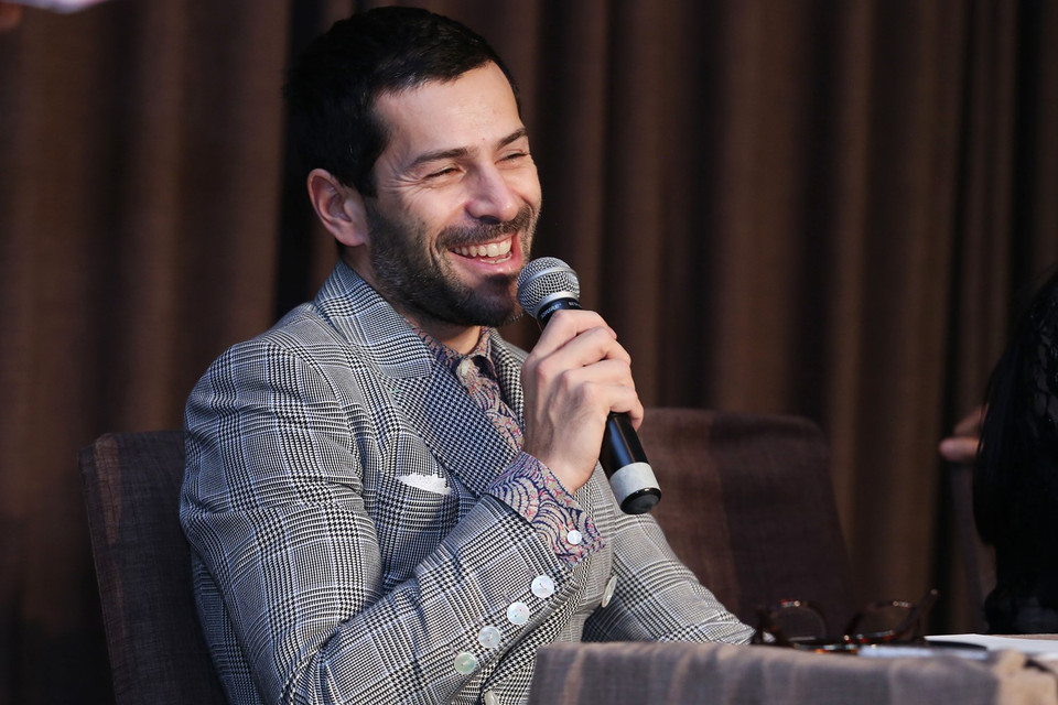 Alexis Mabille luôn coi công việc là một phòng thí nghiệm của các ý tưởng, mà ở đó ông sẽ hình thành những thiết kế độc nhất cho vẻ đẹp duy nhất của một phụ nữ nào đó. (Ảnh: Đại Ngô)