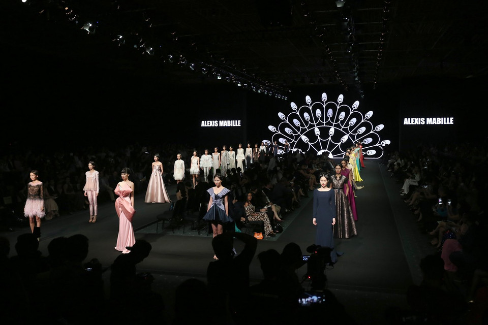 Khó khăn nhất với ban tổ chức là việc bảo quản các trang phục làm sao để không bị dơ, hư hỏng hay rớt các chi tiết khi vận chuyển từ Pháp về bảo quản tại Việt Nam. (Ảnh: Đại Ngô)