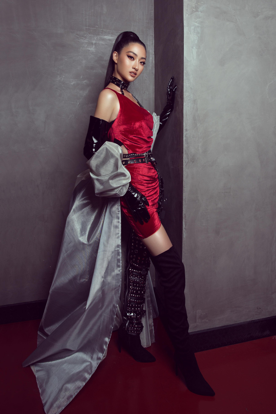 Sự xuất hiện của Hoa hậu Thùy Linh vừa mang đến cảm giác tươi mới đầy sức sống của tuổi trẻ lại vừa khiến khán giả say đắm với cách mà nàng hậu khéo léo thể hiện vẻ đẹp nữ quyền, phô diễn quyền lực của một nữ thần vừa mạnh mẽ vừa mềm mại, quyến rũ. (Ảnh: Viết Quý/Vietnam+)