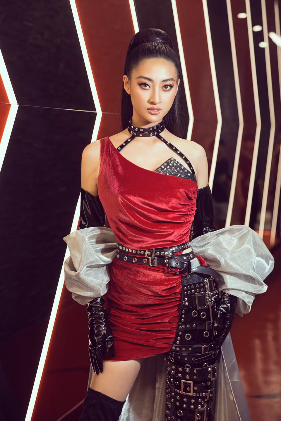 Kỹ năng catwalk thăng hạng, thần thái sân khấu đỉnh cao cuốn hút mọi ánh nhìn, Lương Thùy Linh đã và đang từng bước tỏa sáng theo cách riêng của mình. (Ảnh: Viết Quý/Vietnam+)