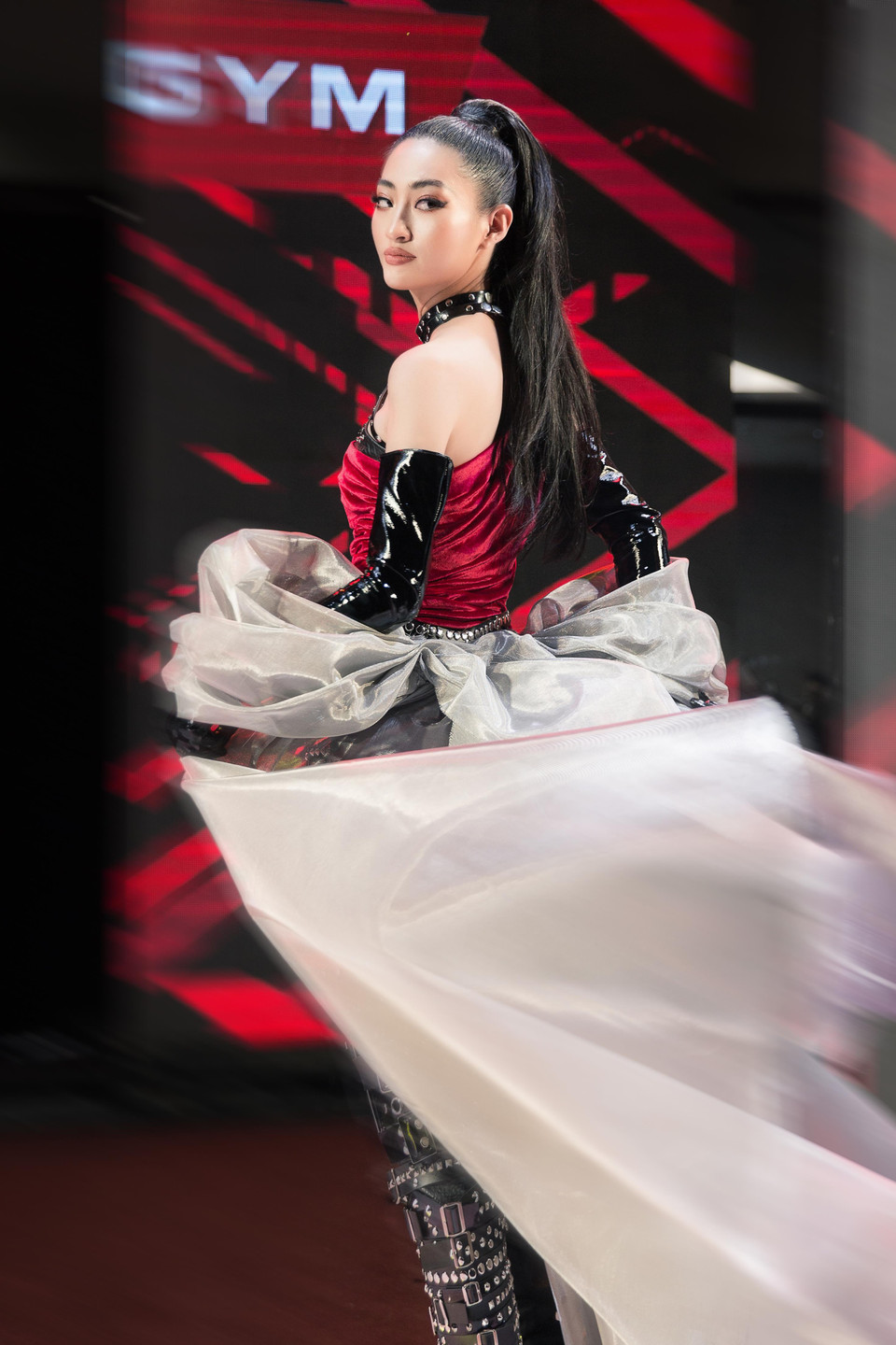 Sở hữu lợi thế chiều cao 1m78, hoa hậu Thùy Linh gây ấn tượng với đôi chân dài thẳng tắp mỗi khi bước đi trên sàn runway. (Ảnh: Viết Quý/Vietnam+)