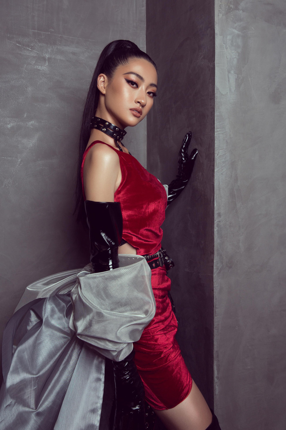 Lương Thùy Linh đã sử dụng kỹ năng catwalk biểu cảm của mình khuấy đảo sàn diễn, mang đến một phần trình diễn chuyên nghiệp, cuốn hút. (Ảnh: Viết Quý/Vietnam+)