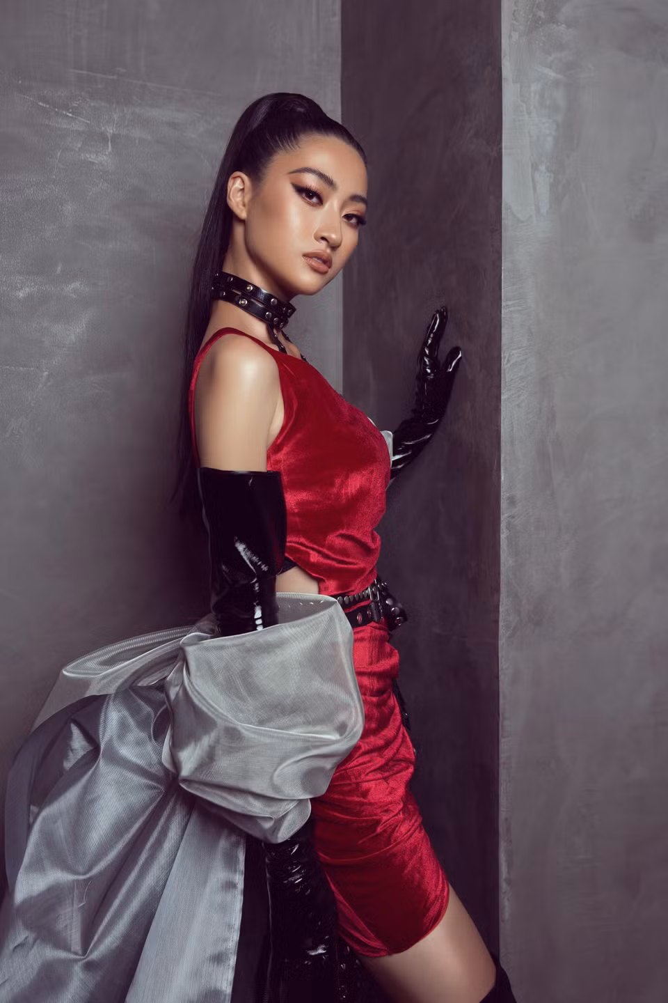 Lương Thùy Linh đã sử dụng kỹ năng catwalk biểu cảm của mình khuấy đảo sàn diễn, mang đến một phần trình diễn chuyên nghiệp, cuốn hút. (Ảnh: Viết Quý/Vietnam+)
