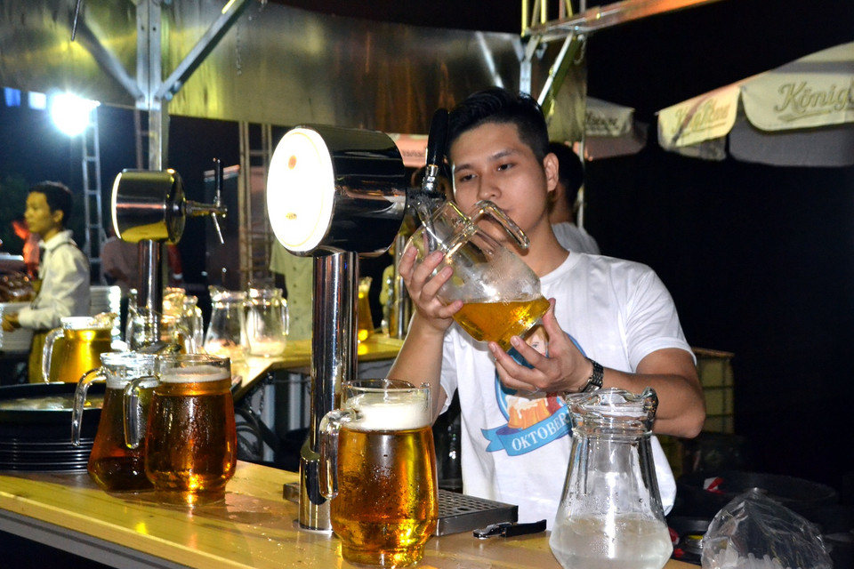 Bia Đức sánh vàng tại lễ hội bia Đức diễn ra tối qua, 22/10, tại khách sạn JW Marriott Hanoi. (Nguồn ảnh: JW Marriott)