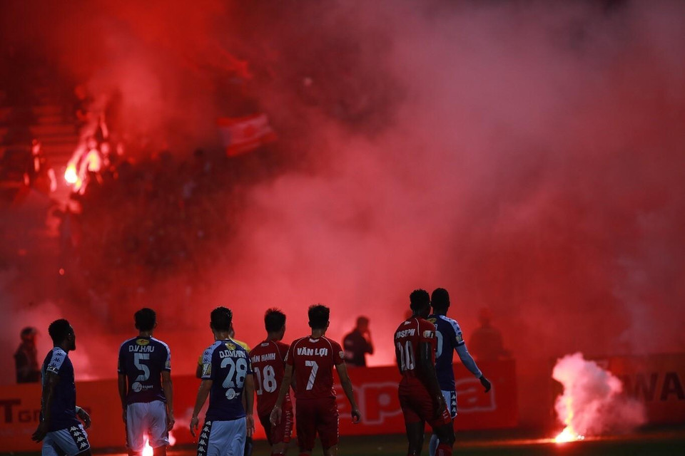 Khói mù mịt sân Hàng Đẫy do cổ động viên Hải Phòng đốt pháo sáng trên khán đài, khiến trọng tài phải thổi còi gián đoạn trận đấu ít phút. (Ảnh: Trọng Đạt/TTXVN)
