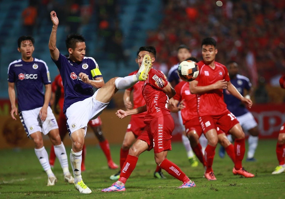 Pha phá bóng của đội trưởng Đỗ Hùng Dũng (Hà Nội FC). (Ảnh: Trọng Đạt/TTXVN)