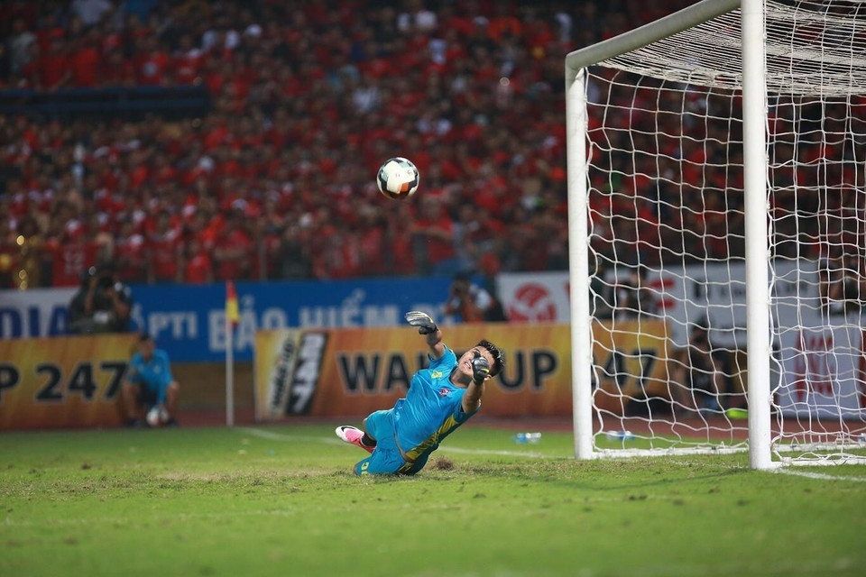 Thủ môn đội Hải Phòng cản phá thành công cú đá phạt 11m của cầu thủ đội Hà Nội FC trong hiệp 1. (Ảnh: Trọng Đạt/TTXVN)